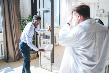 Obraz premium African American male realtor showing apartment