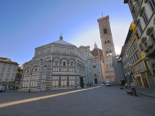 Florenz, Italien: Morgentlicher Blick auf die Taufkirche und den Dom