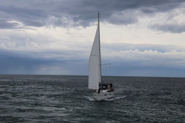 Obraz premium Voilier sur l'océan atlantique, ville de Soorts-Hossegor, département des Landes, France