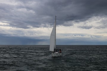 Voilier sur l'oc&eacute;an atlantique, ville de Soorts-Hossegor, d&eacute;partement des Landes, France