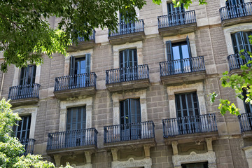 Obraz premium Details of the one of old residential buildings in the historical center of Barcelona in sunny day. Spain.