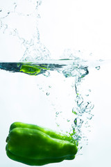 水に飛び込むピーマン