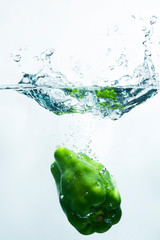 水に飛び込むピーマン