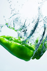 水に飛び込むピーマン