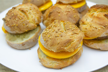 assiette de mini burger pour l'apéritif