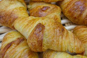 mini croissant au beurre sur dans un panier