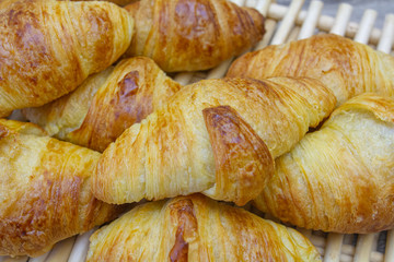 mini croissant au beurre sur dans un panier
