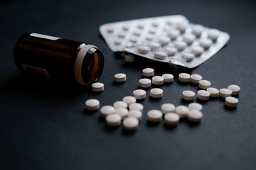Fototapeta Białe tabletki - lekarstwo na choroby obraz