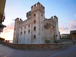 Sirmione, Italien: Die Burg ist das Wahrzeichen der Stadt