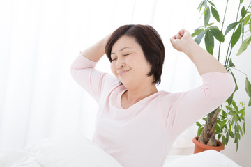 起床するミドル女性