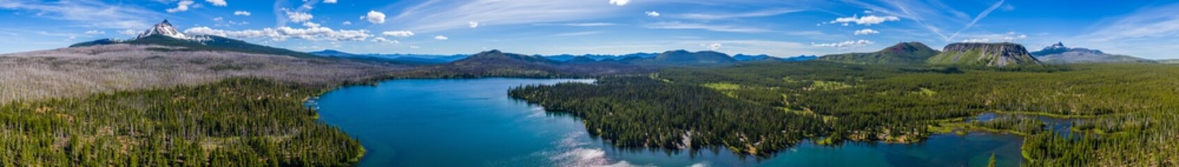 Fototapeta na wymiar Big Lake at the base of Mt. Washington Oregon Cascades