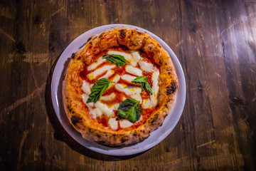 Pizza napoletana margherita con pomodoro, mozzarella e basilico