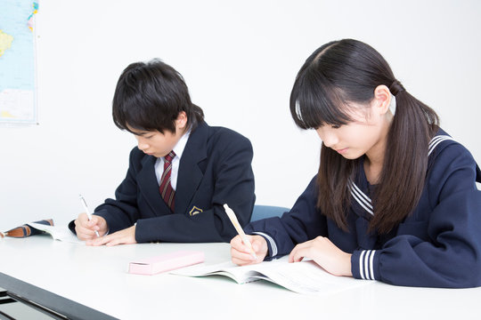 塾で勉強する中学生