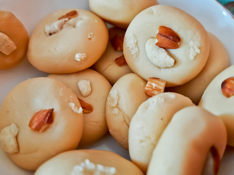 Brown Pera or pedha is an indian sweet made using khoa, sugar and traditional flavorings, including cardamom seeds, pistachio nuts. served in a bowl or plate. selective focus
