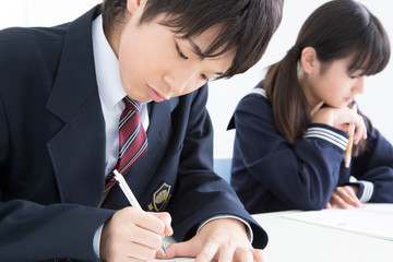 塾で勉強する中学生