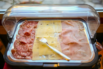 Fette di salame, formaggio dolce e prosciutto cotto preparate per la colazione di un hotel