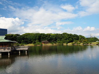 Fototapeta na wymiar 浜離宮恩賜庭園の池に綺麗に映った風景