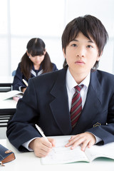 塾で勉強する男子中学生