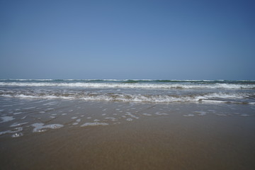 晴れた日の波打つ海岸