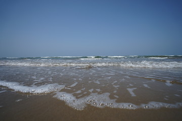晴れた日の波打つ海岸