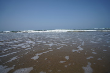 晴れた日の波打つ海岸
