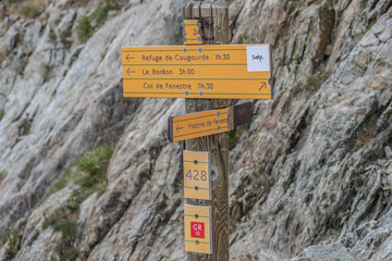 Panneau indicateur de randonnée dans les Alpes