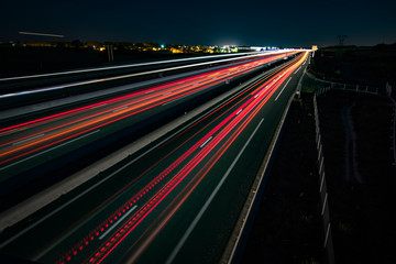 Fototapeta na wymiar Autoroutes A9 et A709 entre Nîmes et Montpellier de nuit en longue exposition (light trails)