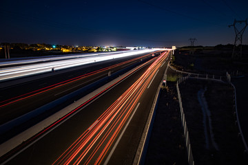 Autoroutes A9 et A709 entre Nîmes et Montpellier de nuit en longue exposition (light trails)