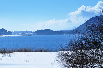 晴れた日の静かな湖の雪景色1
