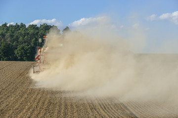 Traktor auf staubtrockenem Feld