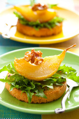 toast with  pears and walnuts