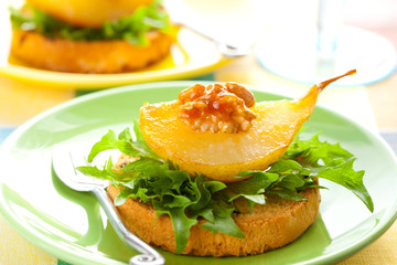 toast with  pears and walnuts