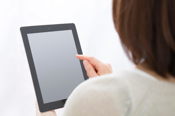 タブレットPCを操作する女性