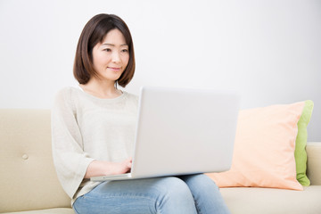 ノートパソコンを見る女性