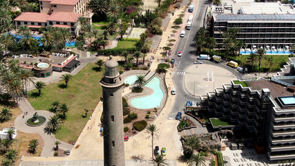 Vista aérea oblicua del faro con fuentes de fondo
