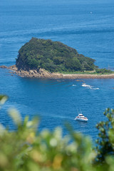 友ヶ島の展望台から見下ろした船と島