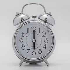Silberner nostalgischer Wecker vor weißem Hintergrund