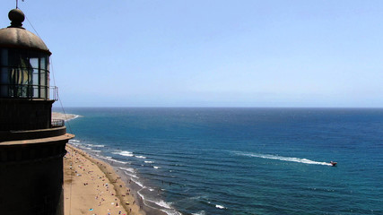 Umbral del faro con playa paradisíaca © RAUL