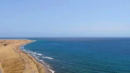 Playa kilométrica de arena fina y rubia junto al mar