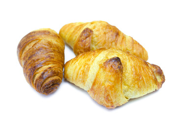 mini croissant au beurre isolé sur un fond blanc