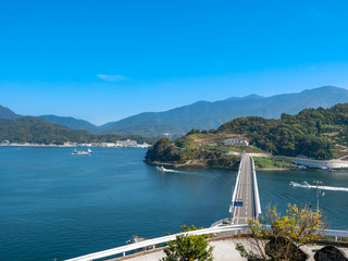 海すずめ展望所から見た秋晴れの宇和島湾と九島大橋（横）