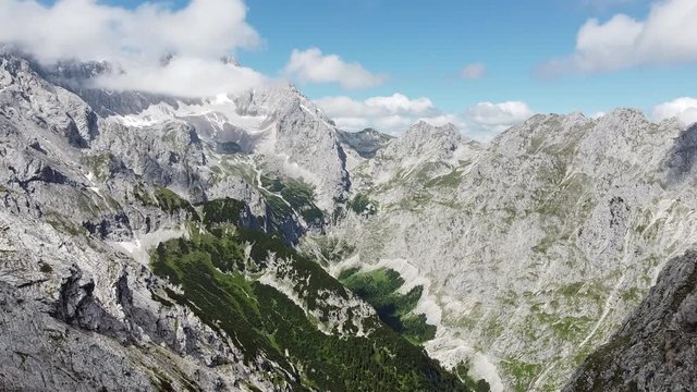 Luftaufnahme der Zugspitze in Bayern 