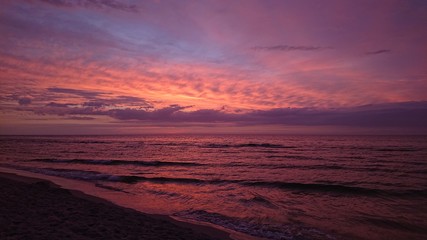 Kolorowe niebo podczas zachodu słońca nad morzem