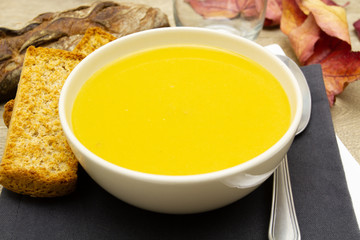 bol de soupe au potiron sur une table