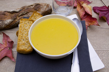 bol de soupe au potiron sur une table