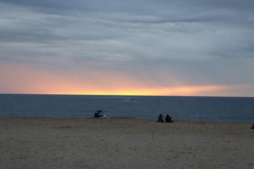 La plage de Hossegor le long de l'oc&eacute;an atlantique sous les nuages, ville de Soorts-Hossegor, d&eacute;partement des Landes, France