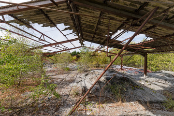 Déchets en verre sur zone industrielle désaffecté 