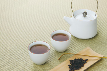 Black tea and tea sets on the table

