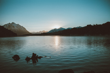 Lago en el atardecer