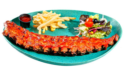 Costillas de cerdo con salsa barbacoa,  ensalada, patatas fritas y ketchup